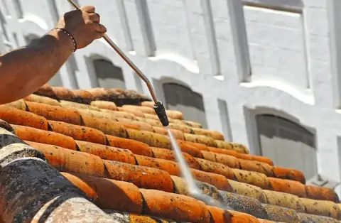 Démoussage de toiture à Castelmaurou